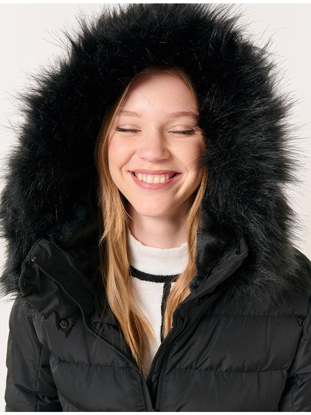 Siyah Dik Yaka Fermuarlı Kapüşonlu Şişme Kaban-1