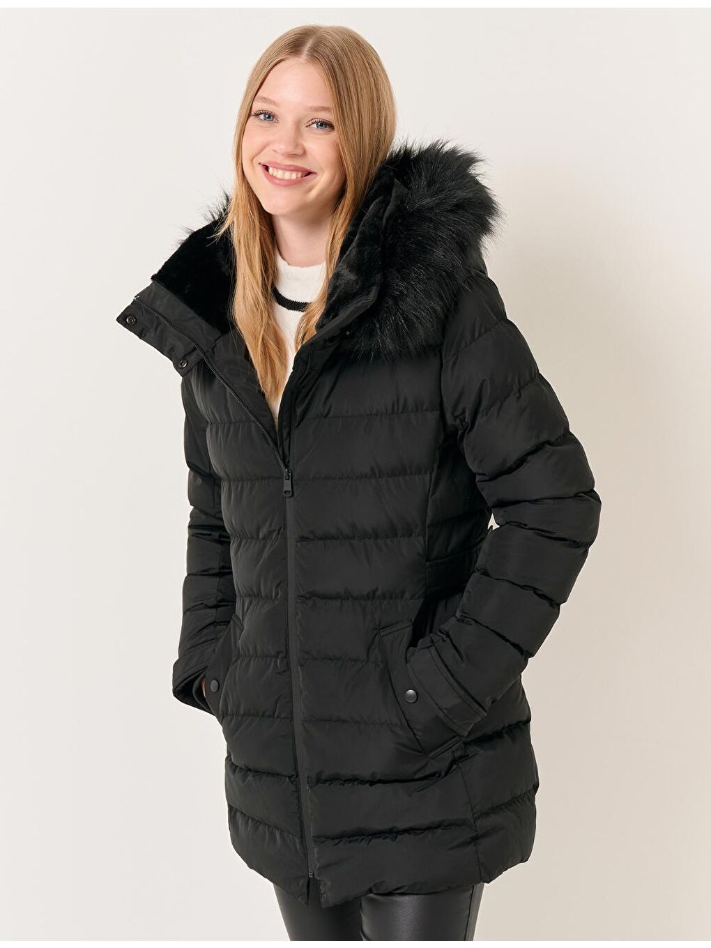 Siyah Dik Yaka Fermuarlı Kapüşonlu Şişme Kaban-2