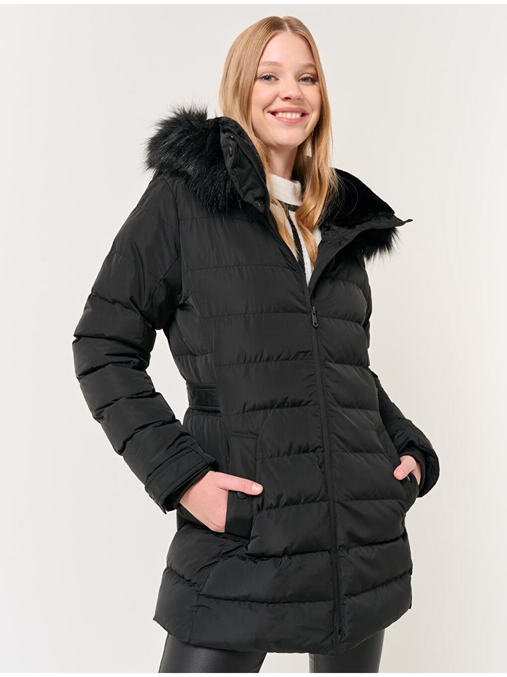 Siyah Dik Yaka Fermuarlı Kapüşonlu Şişme Kaban-3