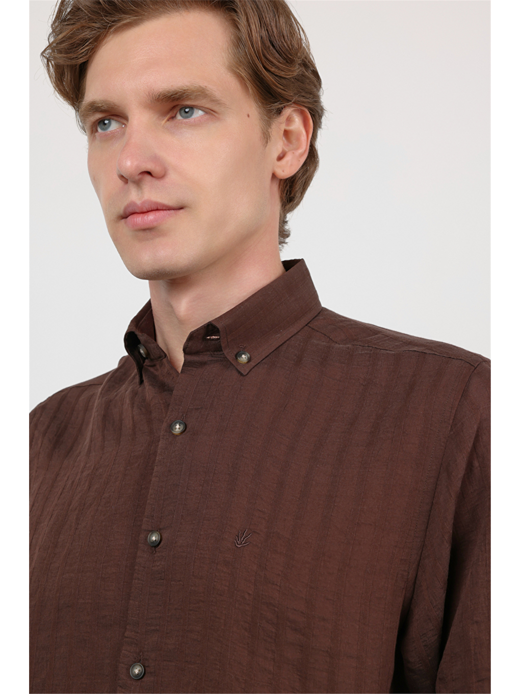 Kahverengi Düğmeli Yaka Uzun Kol Cepsiz Slim Fit Gömlek 1004260165-3