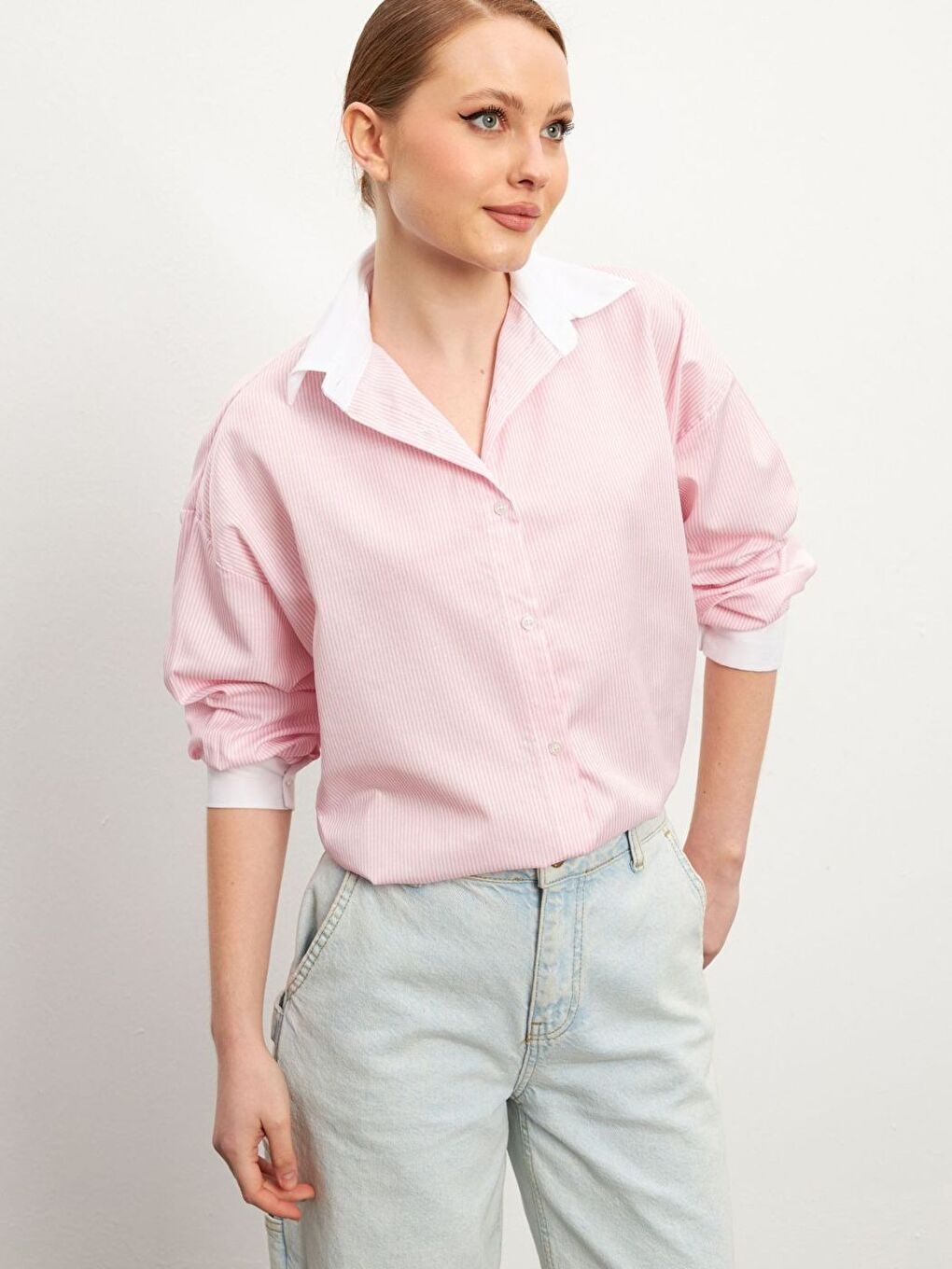 Kadın Pembe Çizgili Yaka Beyaz Oversize Stil Gömlek-1