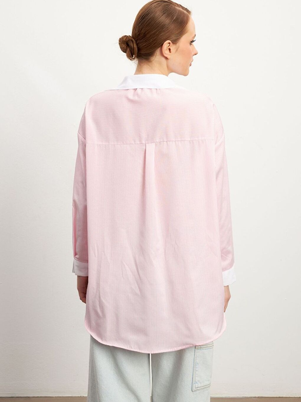 Kadın Pembe Çizgili Yaka Beyaz Oversize Stil Gömlek-2