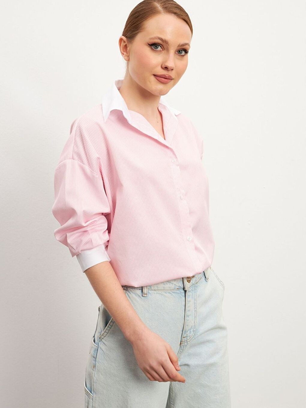 Kadın Pembe Çizgili Yaka Beyaz Oversize Stil Gömlek-3