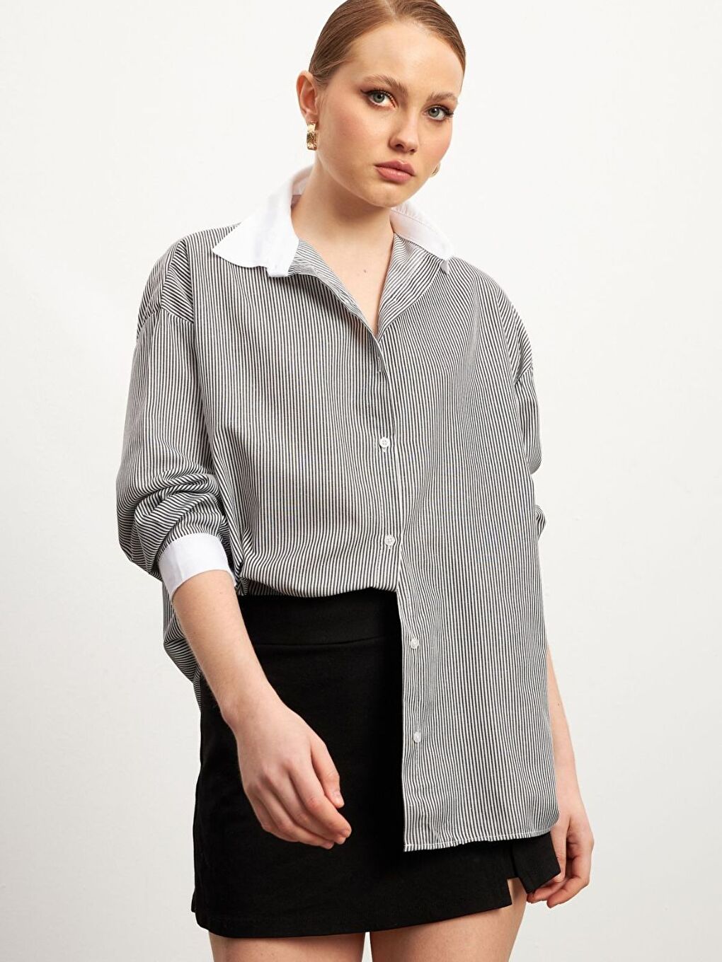 Kadın Siyah Çizgili Yaka Beyaz Oversize Stil Gömlek