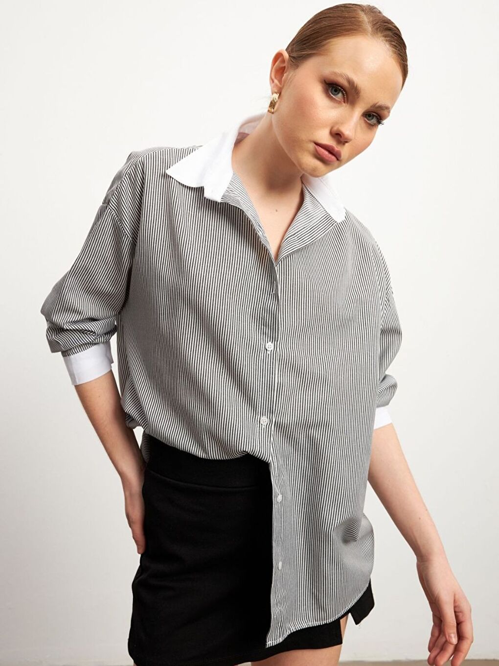 Kadın Siyah Çizgili Yaka Beyaz Oversize Stil Gömlek-3