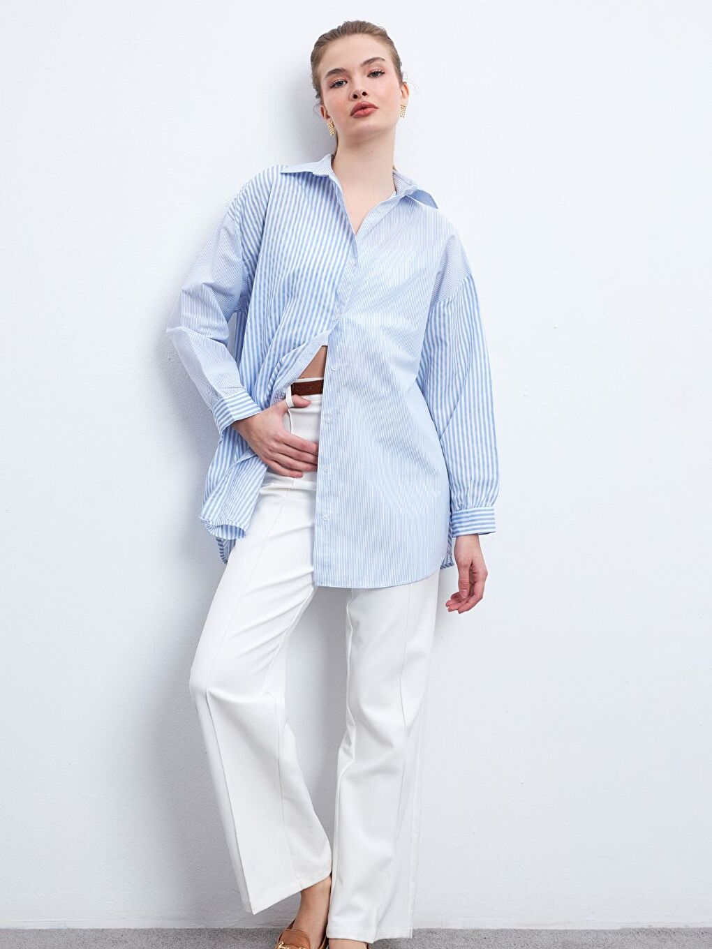 Kadın Mavi Çizgili Yaka Beyaz Oversize Stil Gömlek-3
