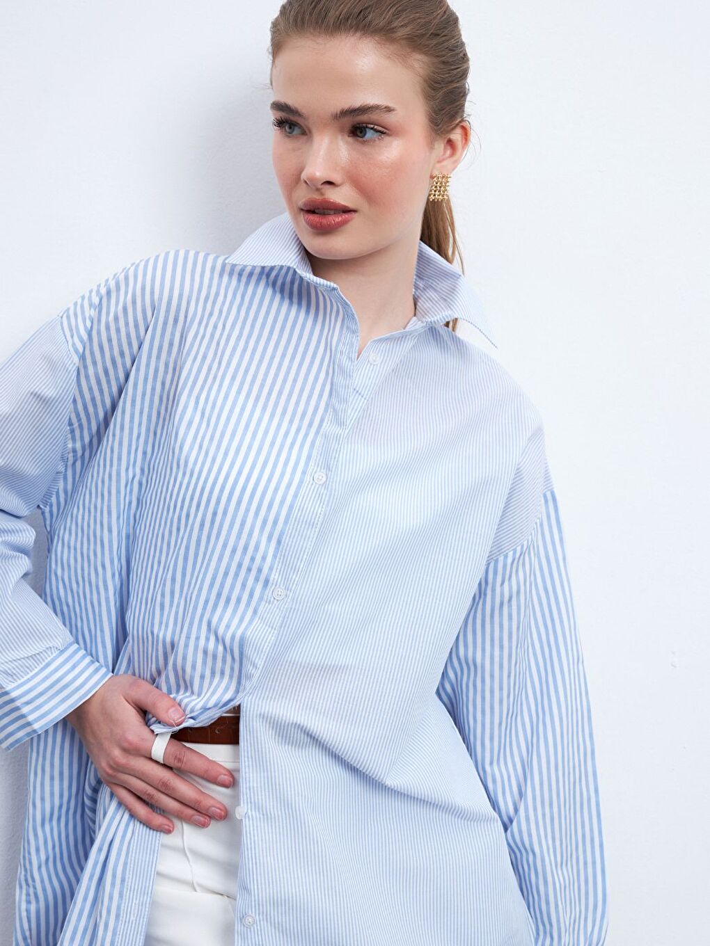 Kadın Mavi Çizgili Yaka Beyaz Oversize Stil Gömlek-6