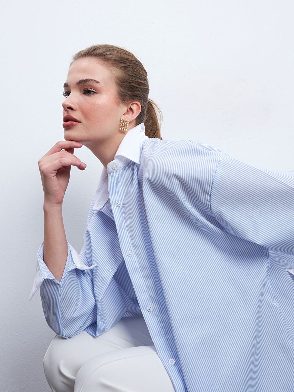 Kadın Mavi Çizgili Yaka Beyaz Oversize Stil Gömlek-7