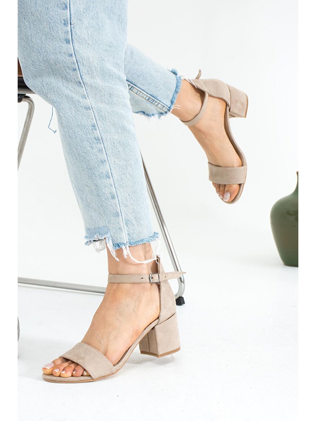 Bej Tek Bant Kısa Topuklu Tokalı Kadın Ayakkabı 001-190-21-2