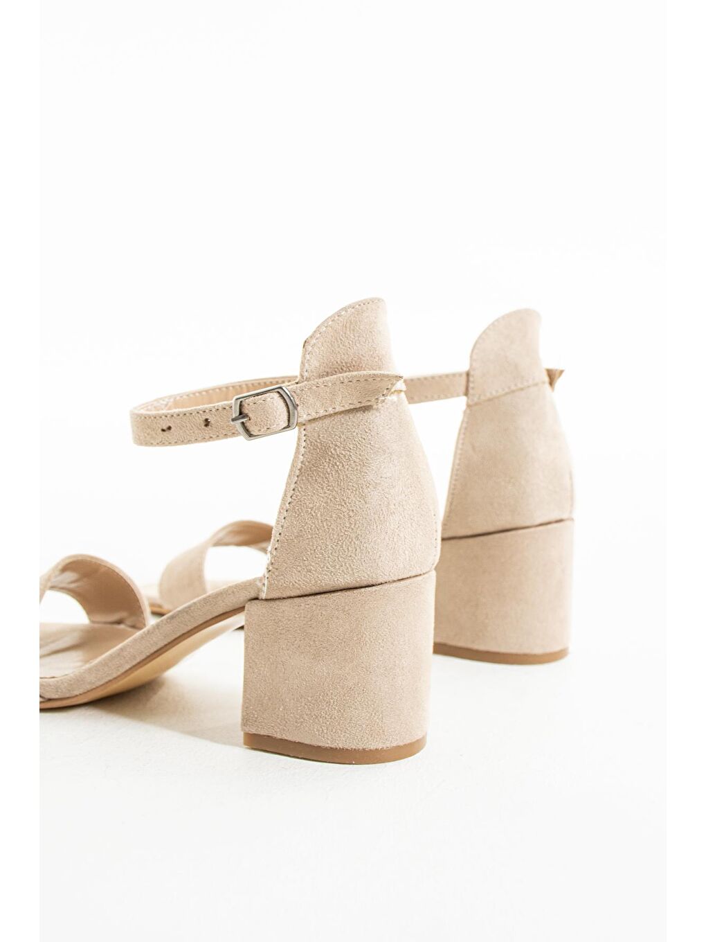 Bej Tek Bant Kısa Topuklu Tokalı Kadın Ayakkabı 001-190-21-3