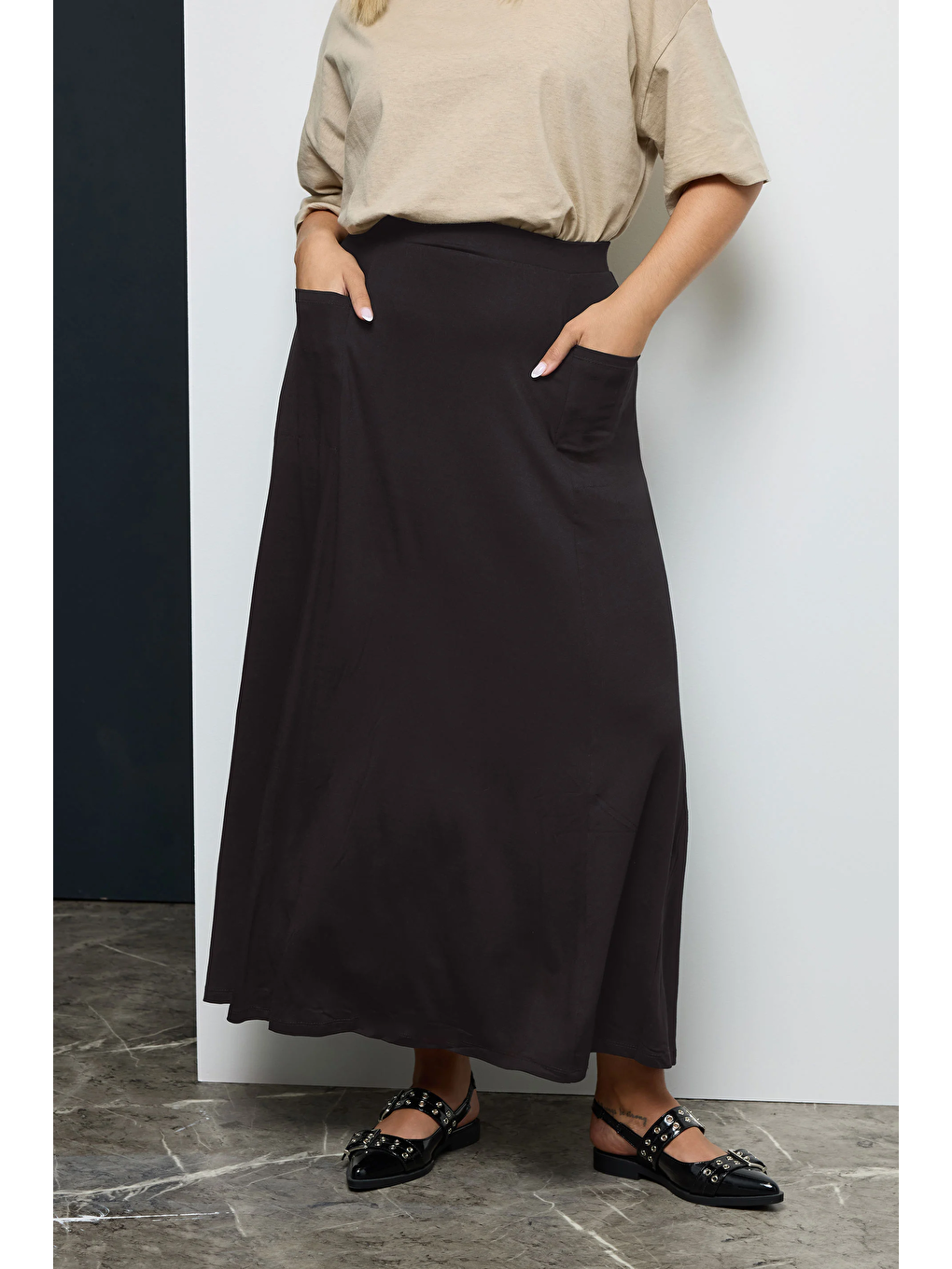 Siyah Büyük Beden Beli Lastikli Cep Detaylı Uzun Kesim Etek 160051-1