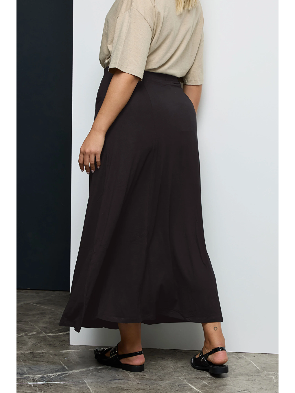 Siyah Büyük Beden Beli Lastikli Cep Detaylı Uzun Kesim Etek 160051-3