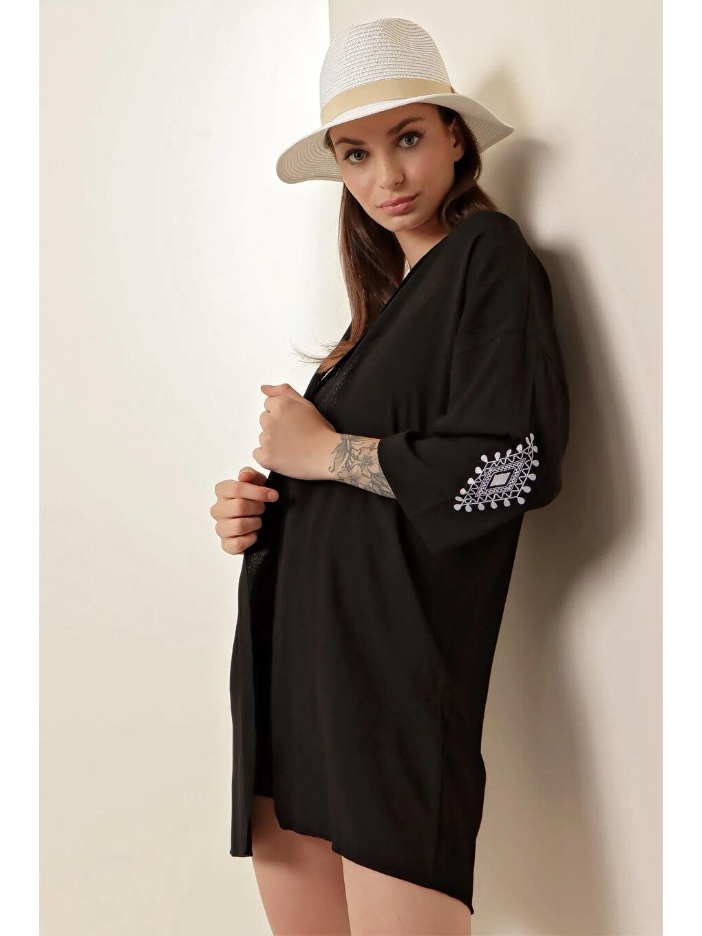Kadın Siyah Kolu Nakışlı Midi Kimono HZL22S-BD158771-3
