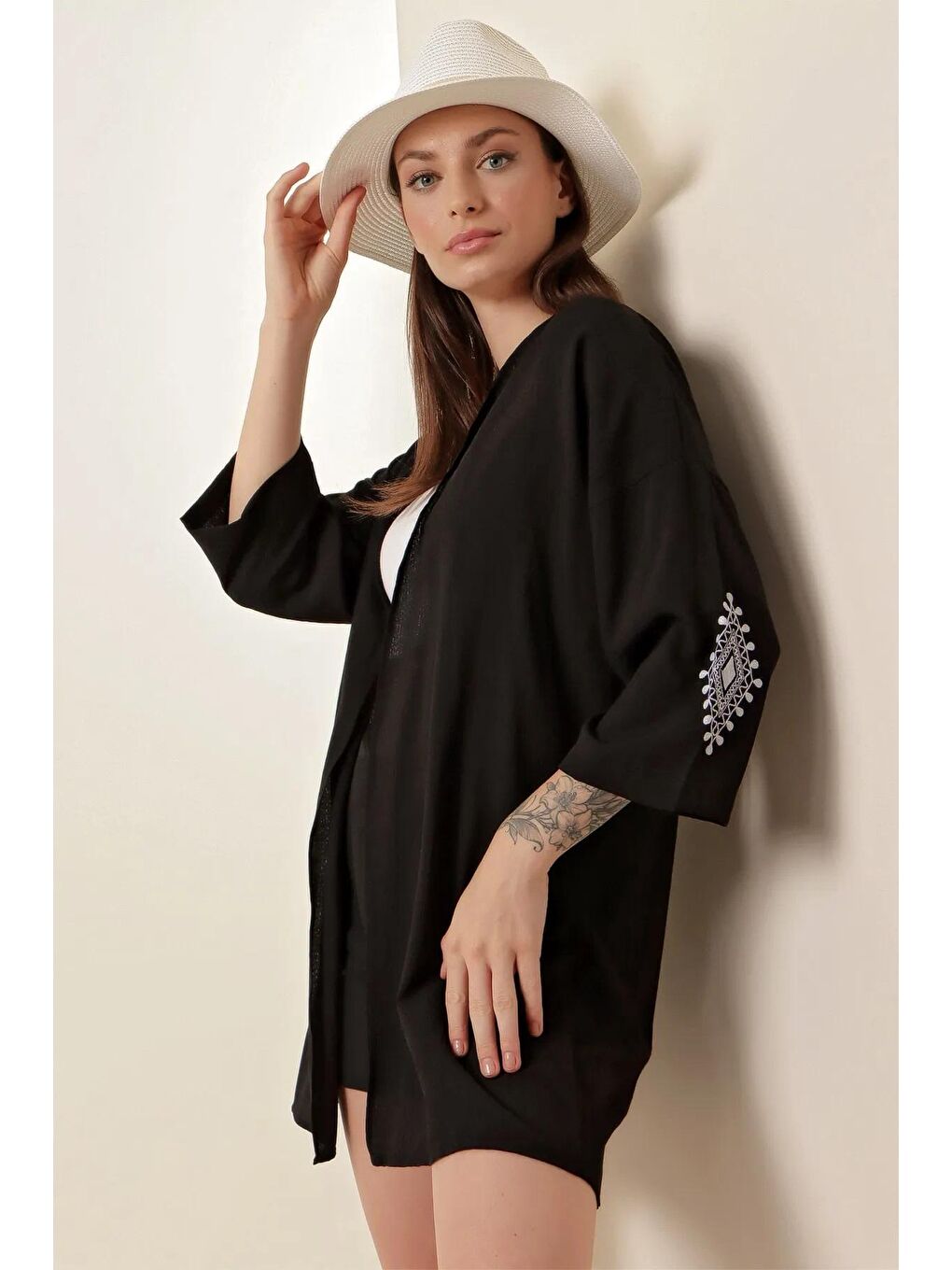 Kadın Siyah Kolu Nakışlı Midi Kimono HZL22S-BD158771-4