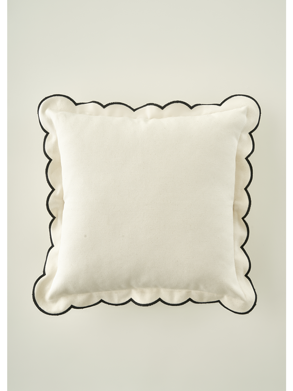 Scallop Kenar Kırlent Kılıfı Siyah (43x43 Cm)