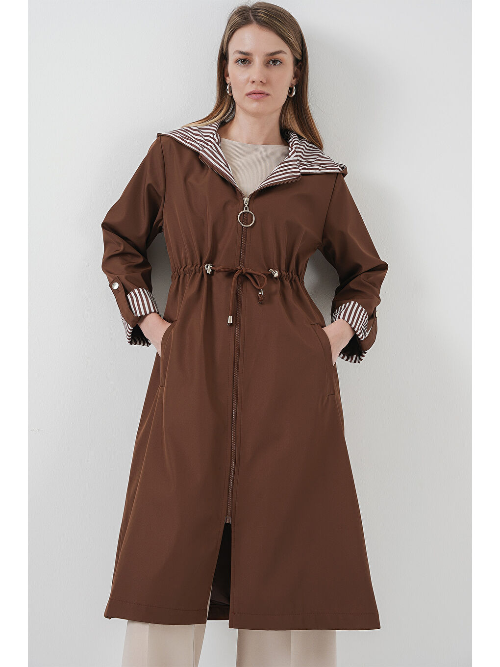 9091 Beli Büzgülü Kapüşonlu Trençkot - M. Kahverengi-1