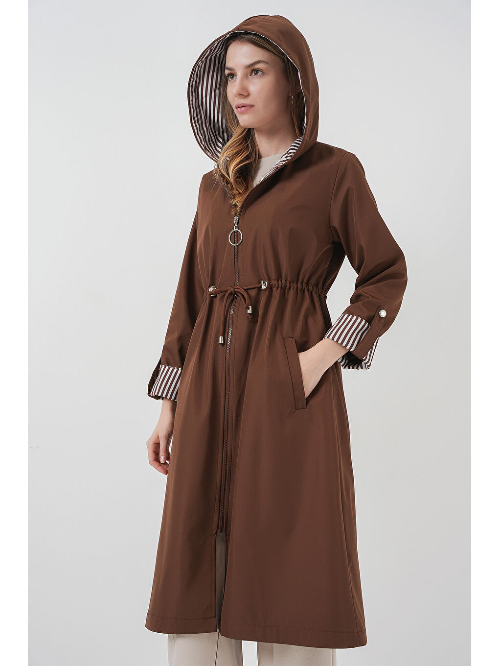 9091 Beli Büzgülü Kapüşonlu Trençkot - M. Kahverengi-3