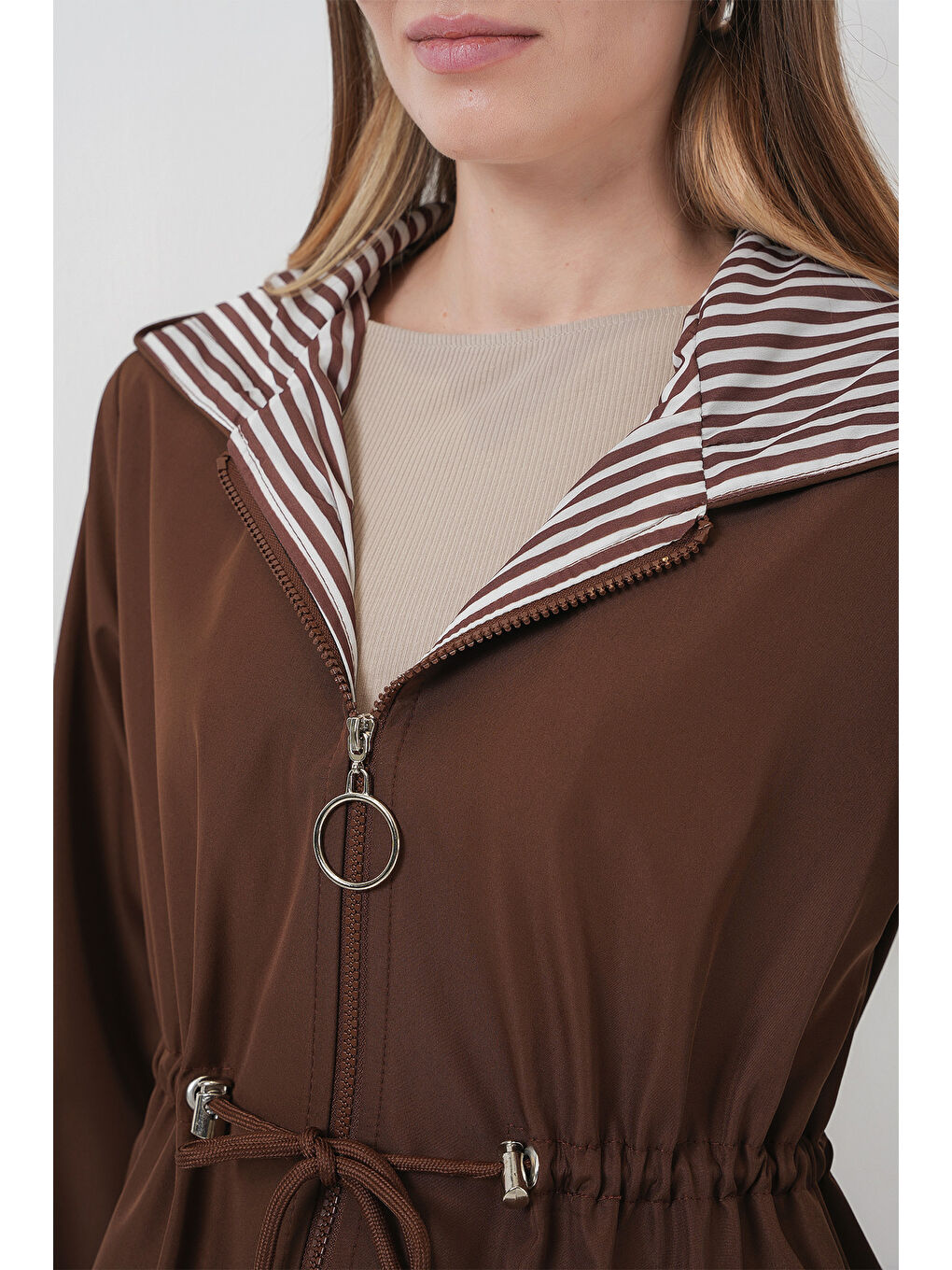 9091 Beli Büzgülü Kapüşonlu Trençkot - M. Kahverengi-4