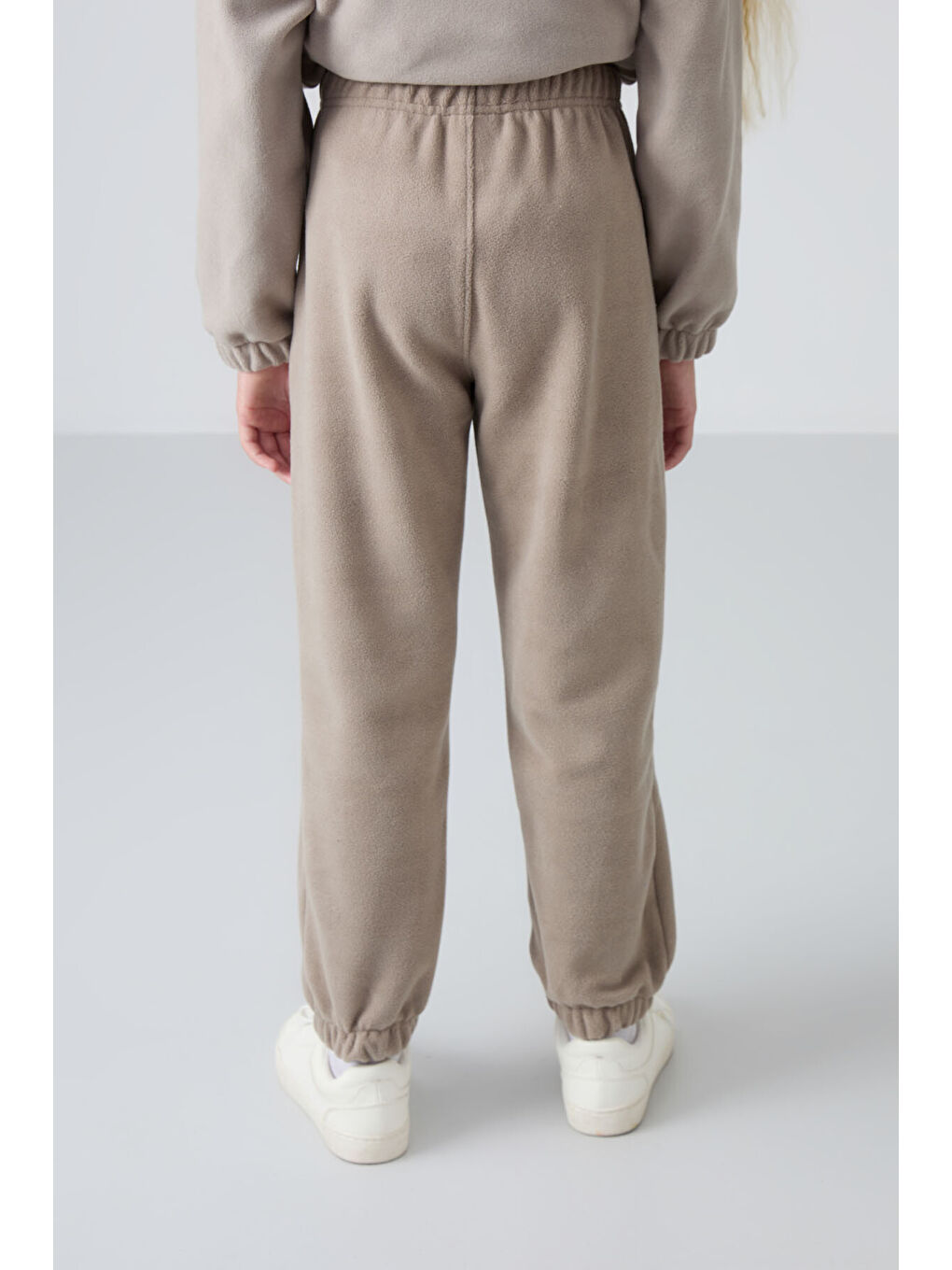 Koyu Bej Kalın Yumuşak Dokulu Standart Fit Nakışlı Polar Kız Çocuk Eşofman Alt - 75155-4