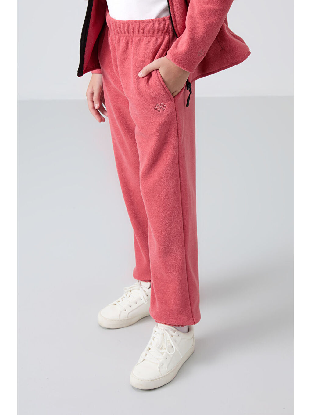 Kırmızı Yaban Gülü Kalın Yumuşak Dokulu Standart Fit Nakışlı Polar Kız Çocuk Eşofman Alt - 75155-3