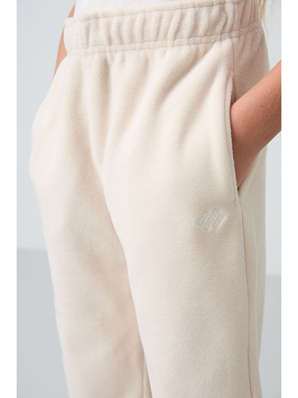 Bej Kalın Yumuşak Dokulu Standart Fit Nakışlı Polar Kız Çocuk Eşofman Alt - 75155-2