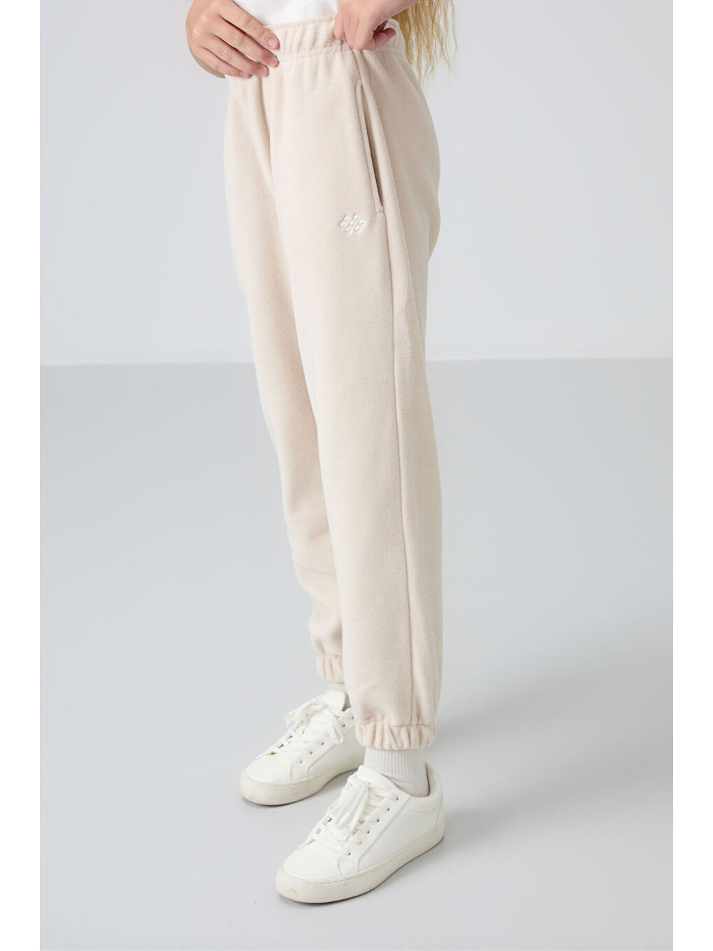 Bej Kalın Yumuşak Dokulu Standart Fit Nakışlı Polar Kız Çocuk Eşofman Alt - 75155-3