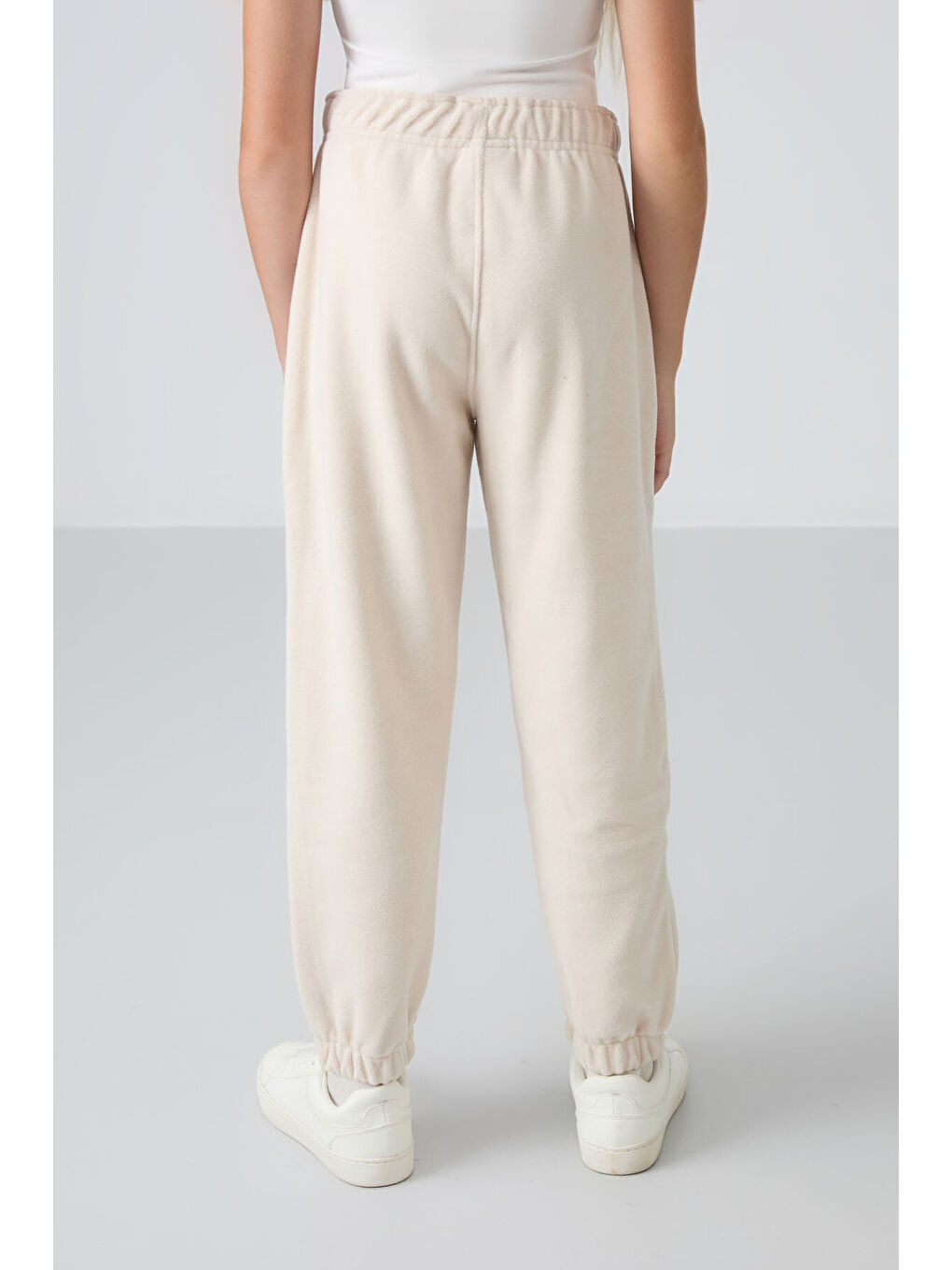 Bej Kalın Yumuşak Dokulu Standart Fit Nakışlı Polar Kız Çocuk Eşofman Alt - 75155-4