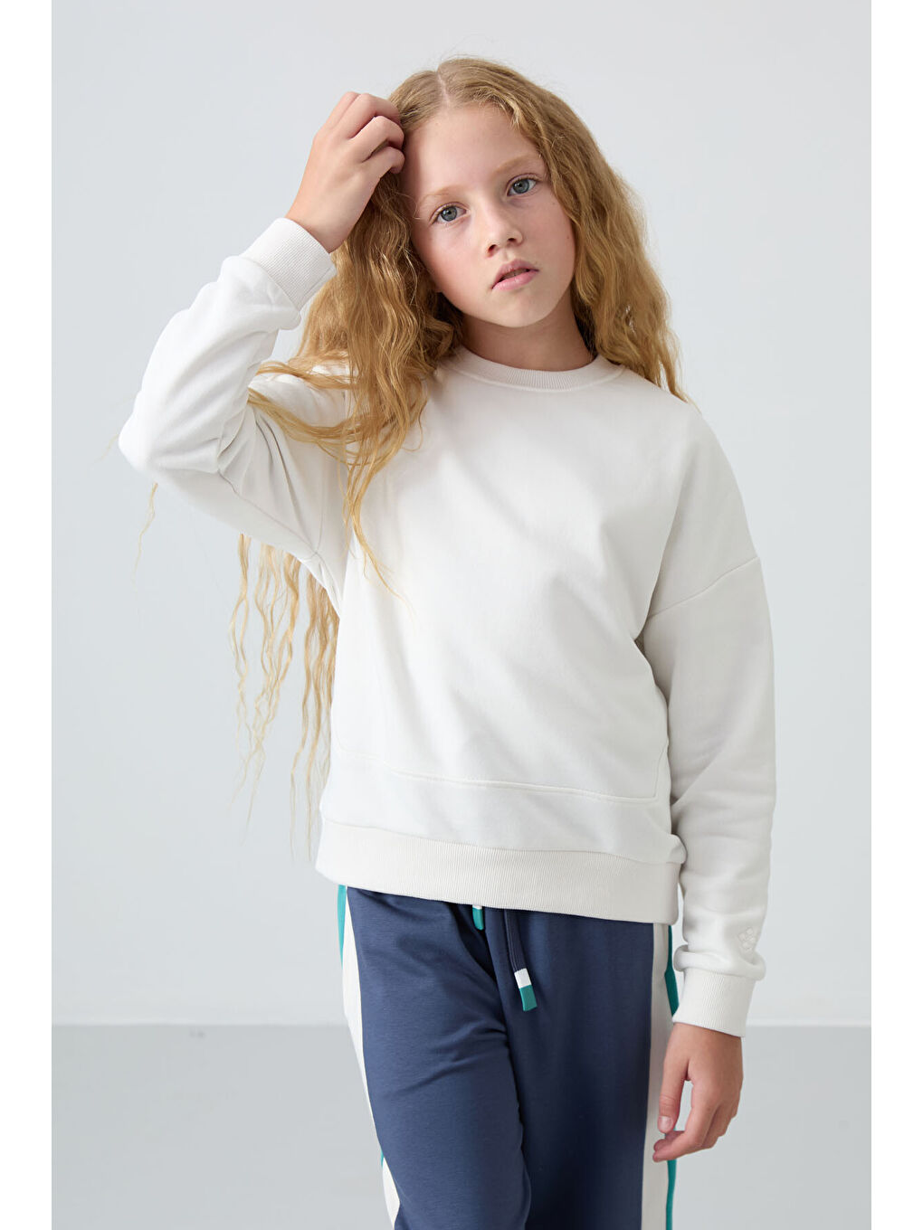 Ekru Pamuklu İçi Tüylü Yumuşak Dokulu Oversize Nakışlı Kız Çocuk Sweatshirt - 75150-2