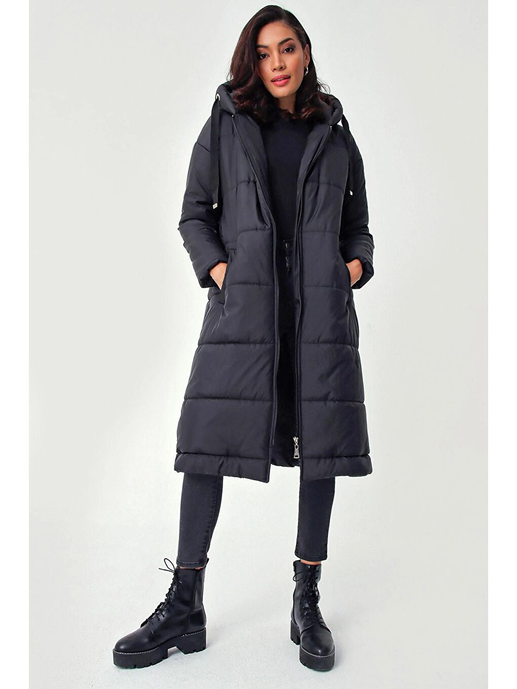 Siyah Kapüşonlu Uzun Şişme Mont