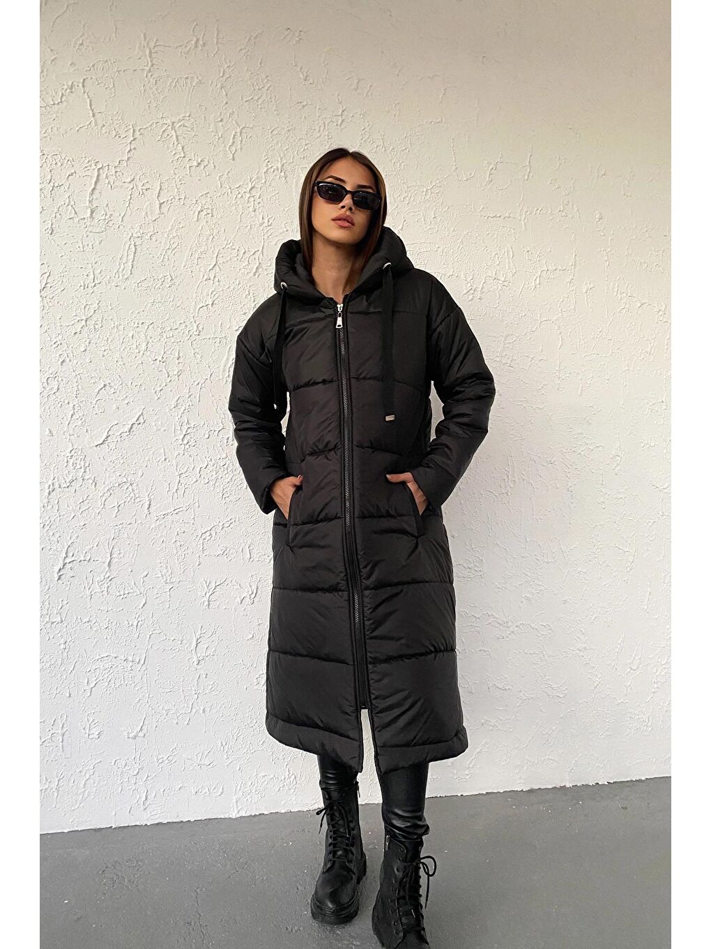 Siyah Kapüşonlu Uzun Şişme Mont-4