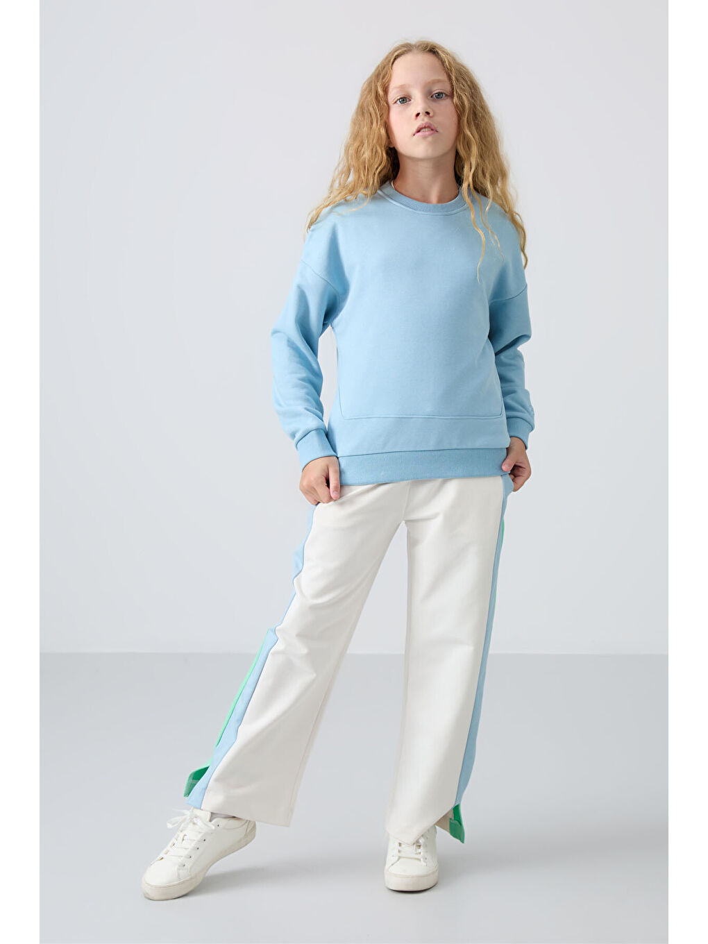 Açık Mavi Pamuklu İçi Tüylü Yumuşak Dokulu Oversize Nakışlı Kız Çocuk Sweatshirt - 75150-1