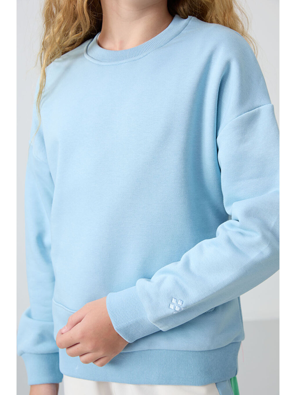 Açık Mavi Pamuklu İçi Tüylü Yumuşak Dokulu Oversize Nakışlı Kız Çocuk Sweatshirt - 75150-2