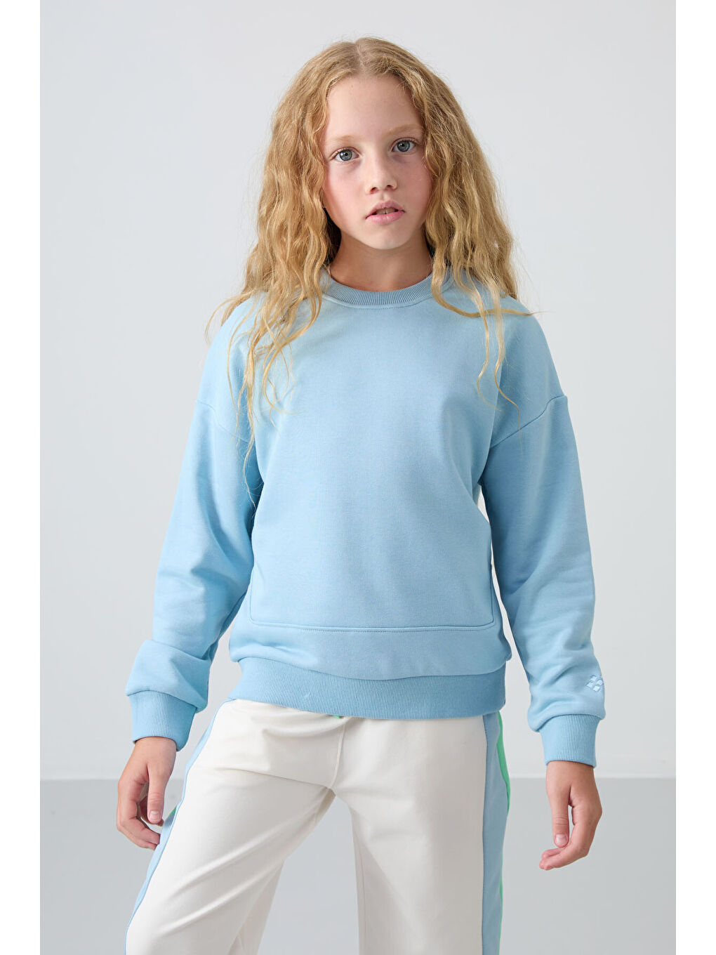 Açık Mavi Pamuklu İçi Tüylü Yumuşak Dokulu Oversize Nakışlı Kız Çocuk Sweatshirt - 75150-3