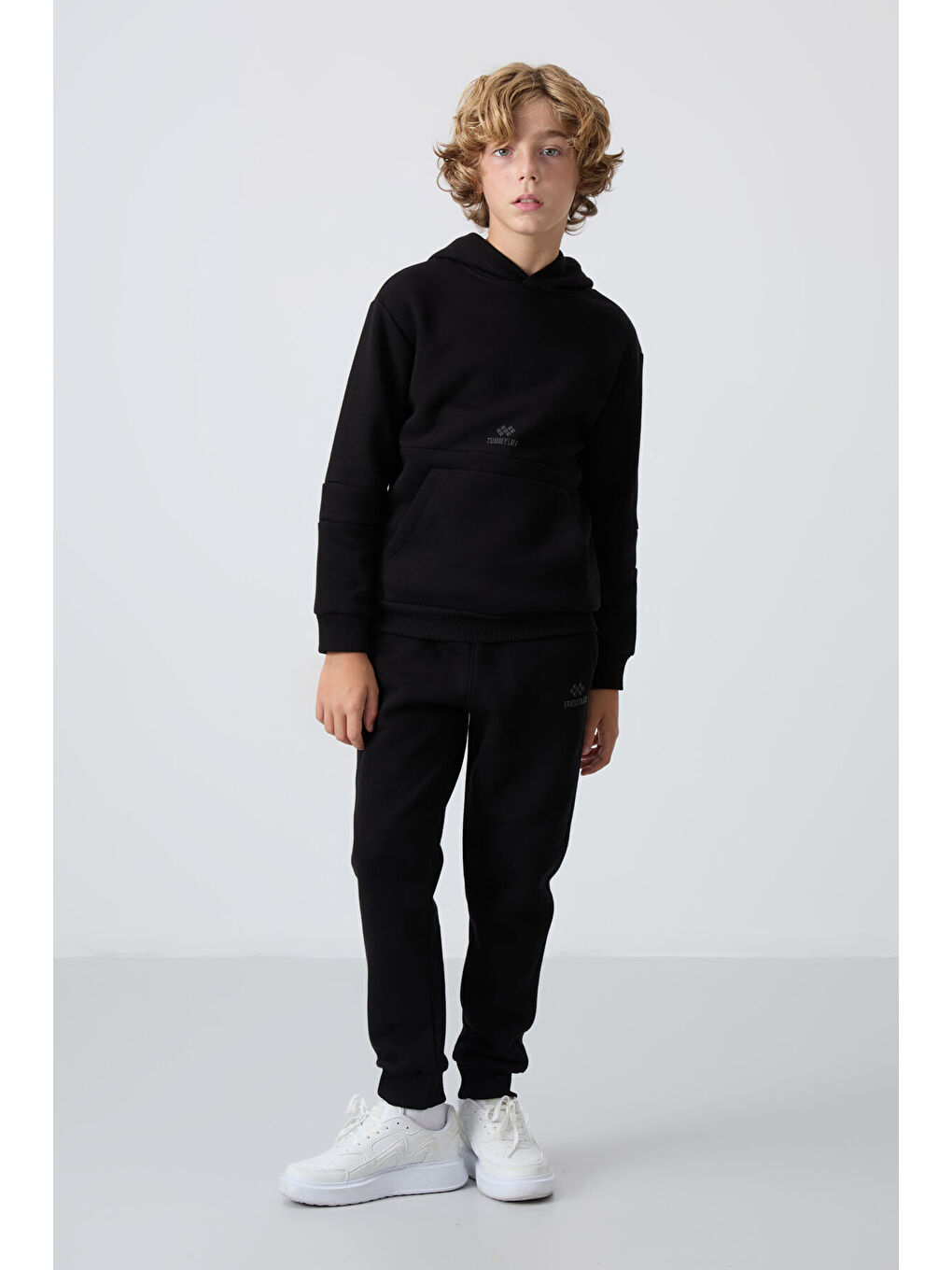 Siyah Pamuklu Kalın İçi Tüylü Yumuşak Dokulu Standart Fit Nakışlı Erkek Çocuk Eşofman Takım - 11255-3