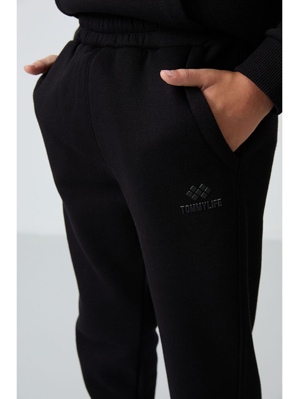 Siyah Pamuklu Kalın İçi Tüylü Yumuşak Dokulu Standart Fit Nakışlı Erkek Çocuk Eşofman Takım - 11255-4