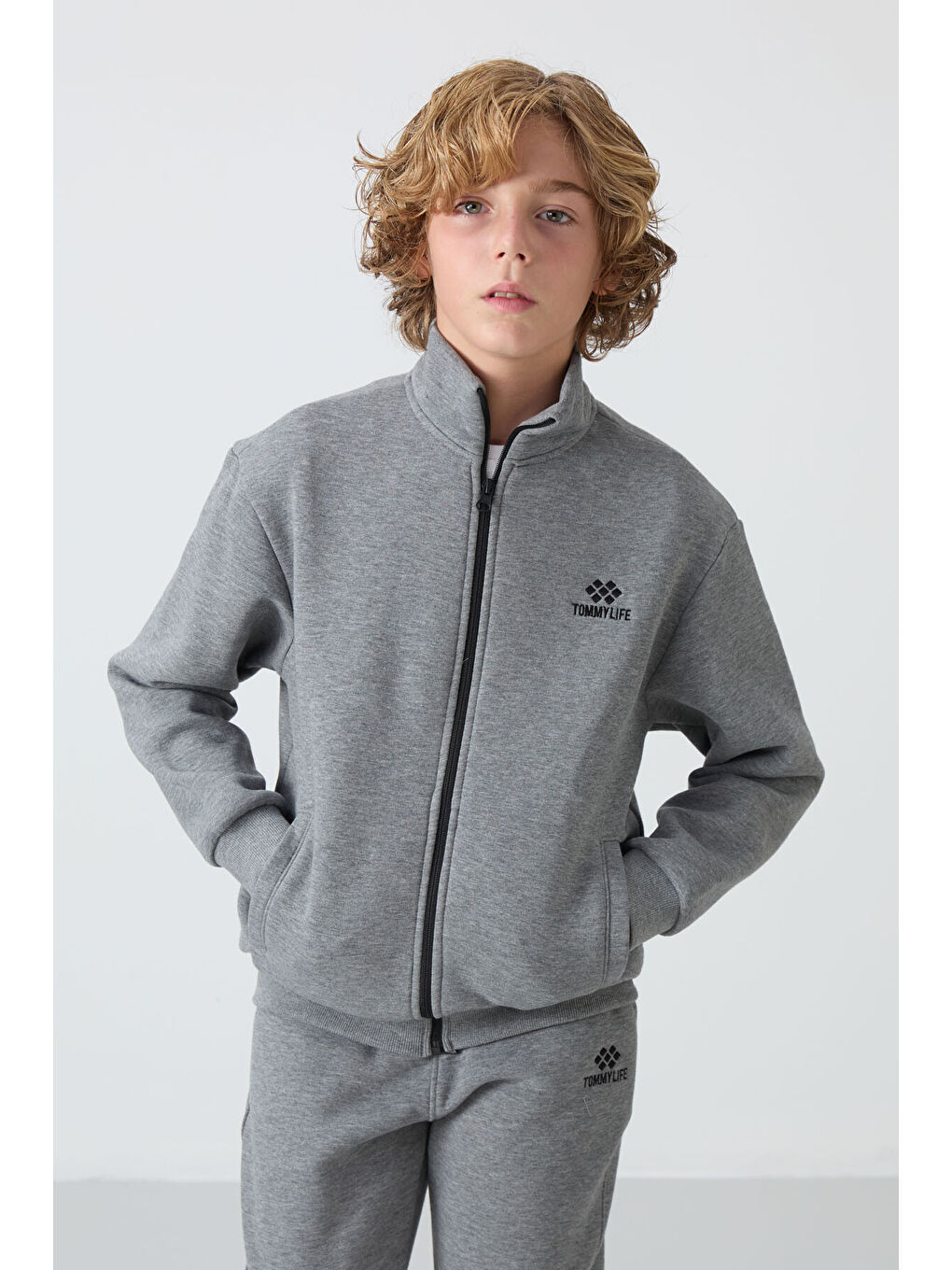 Gri Melanj Pamuklu Kalın İçi Tüylü Yumuşak Dokulu Standart Fit Nakışlı Erkek Çocuk Eşofman Takım --1