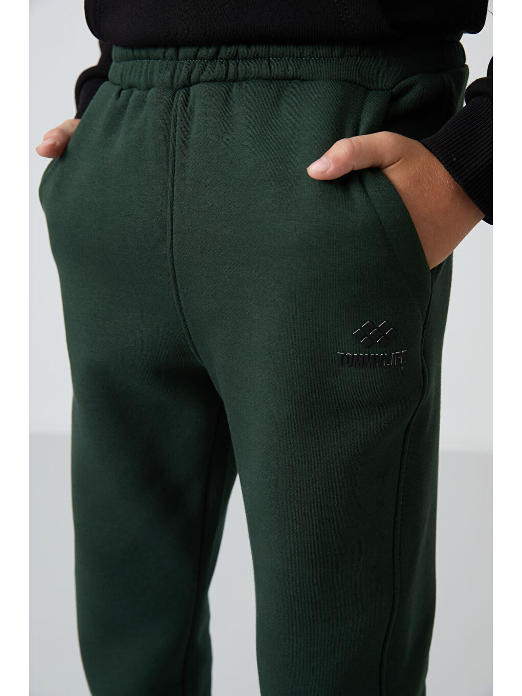 Çam Yeşil Pamuklu Kalın İçi Tüylü Yumuşak Dokulu Standart Fit Nakışlı Erkek Çocuk Eşofman Takım - 1-2