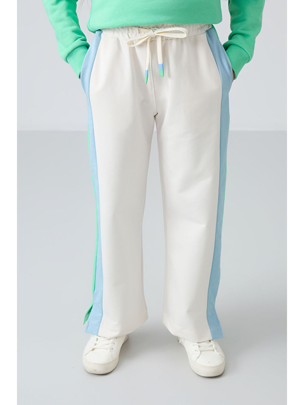 Ekru Yırtmaç Detaylı Cepli Geniş Paça Kız Çocuk Eşofman Alt - 75141-1