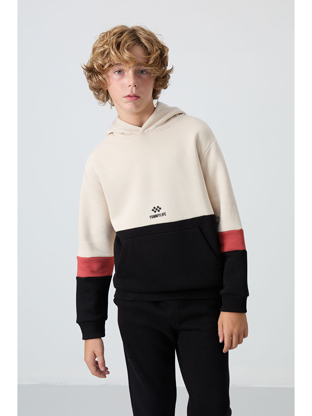 Bej-Siyah Pamuklu Kalın İçi Tüylü Yumuşak Dokulu Standart Fit Nakışlı Erkek Çocuk Eşofman Takım - 1-2