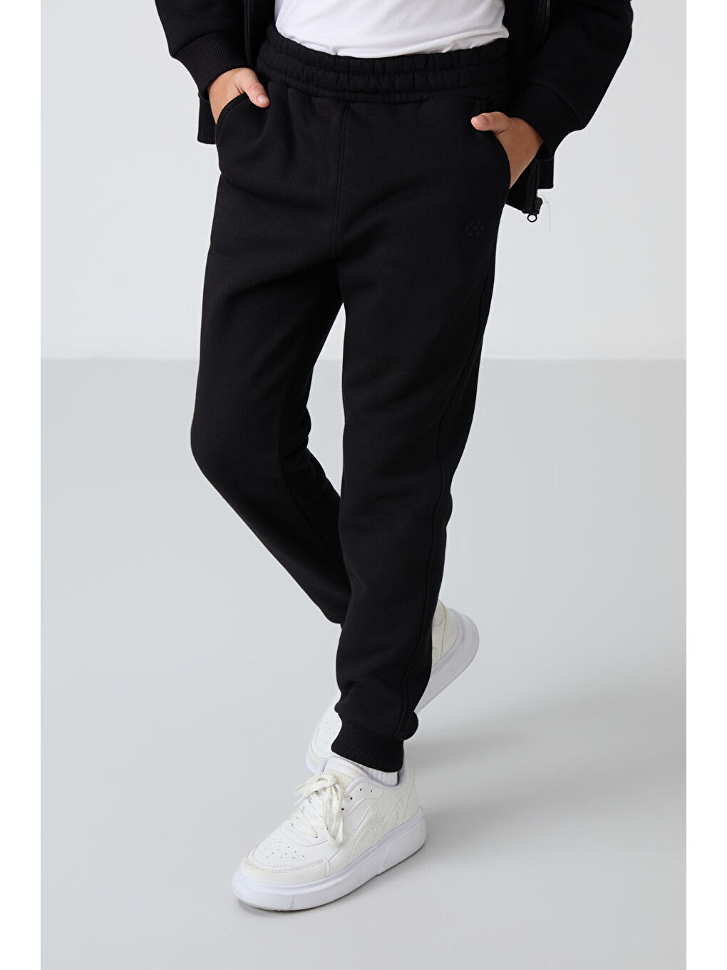 Siyah Pamuklu Kalın İçi Tüylü Yumuşak Dokulu Standart Fit Nakışlı Erkek Çocuk Eşofman Takım - 11256-3