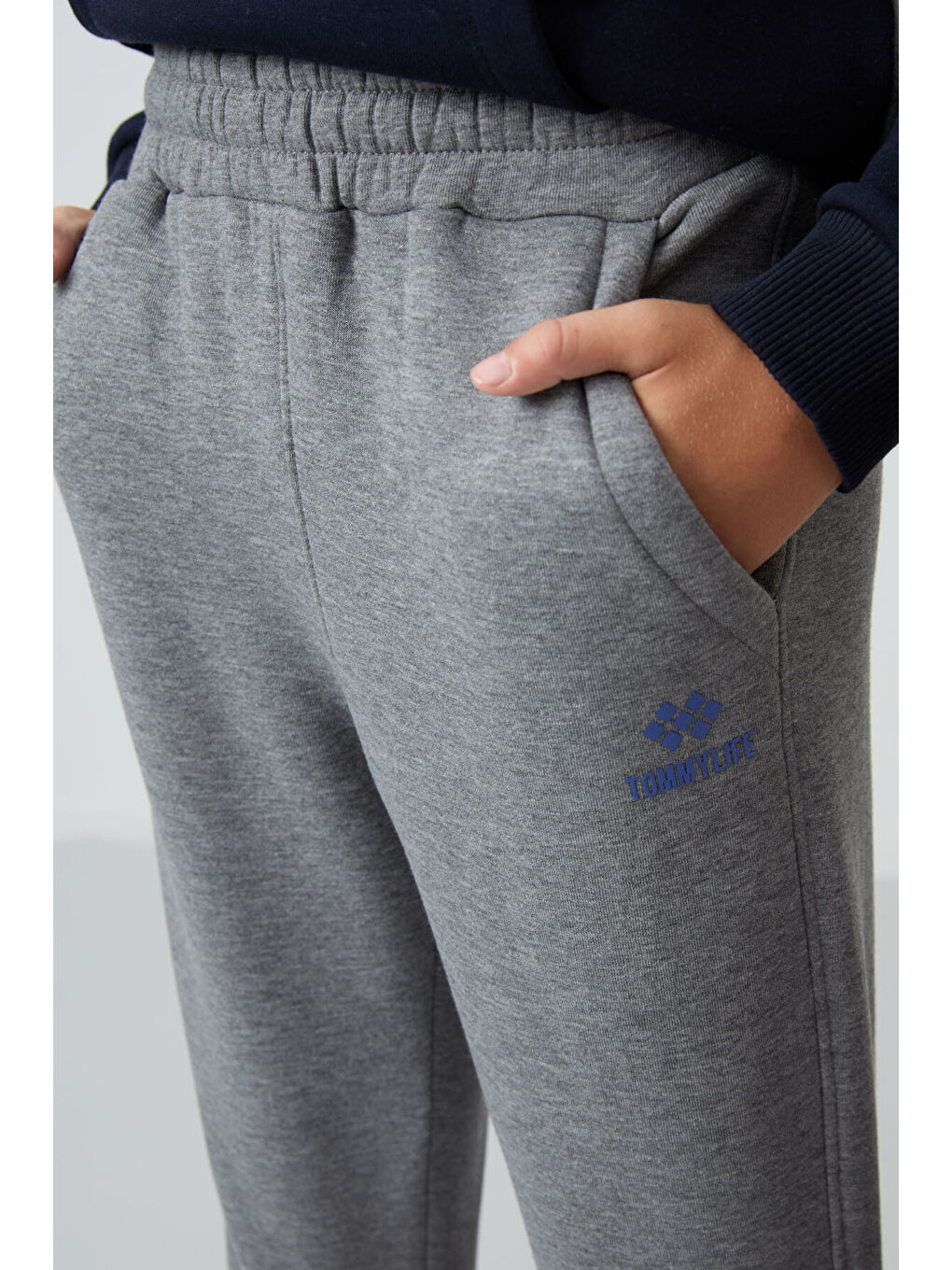 Gri Melanj Pamuklu Kalın İçi Tüylü Yumuşak Dokulu Standart Fit Nakışlı Erkek Çocuk Eşofman Takım --4