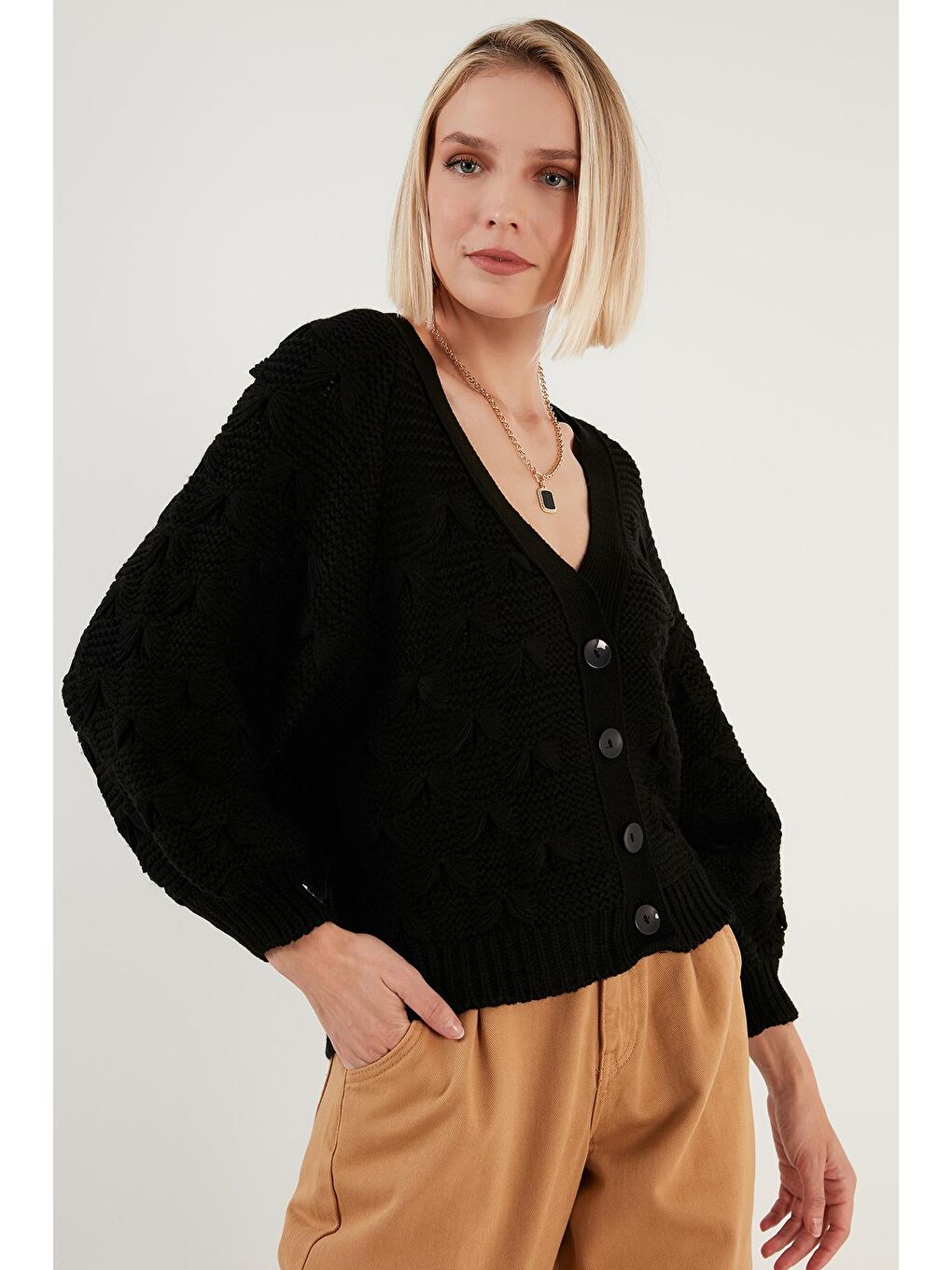 Siyah V Yaka Düğmeli Örgülü Triko Hırka 6310007-1