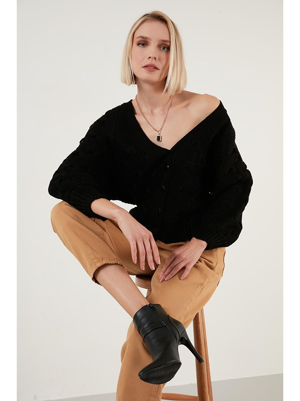 Siyah V Yaka Düğmeli Örgülü Triko Hırka 6310007-2