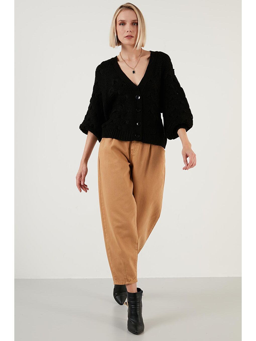 Siyah V Yaka Düğmeli Örgülü Triko Hırka 6310007-3