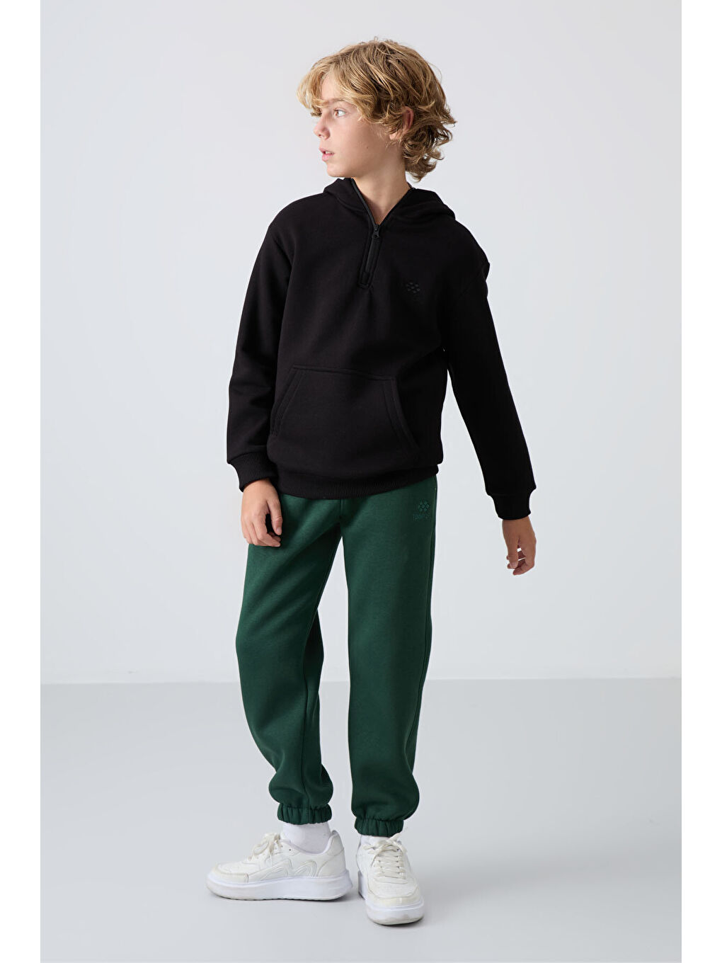 Siyah Pamuklu Kalın İçi Tüylü Yumuşak Dokulu Standart Fit Nakışlı Erkek Çocuk Sweatshirt - 11244-1