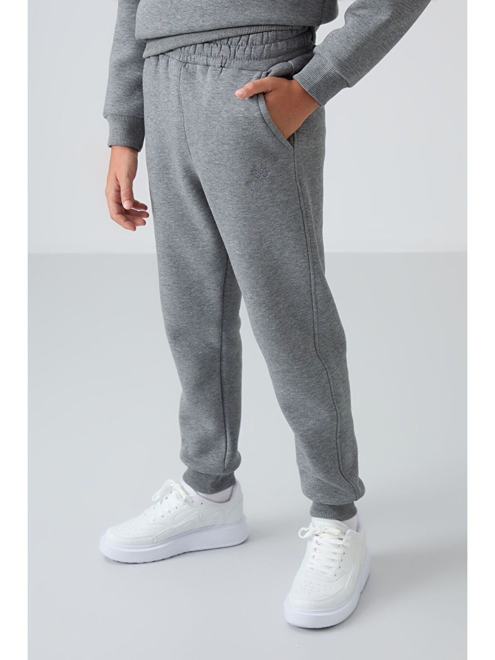 Gri Melanj Pamuklu Kalın İçi Tüylü Yumuşak Dokulu Standart Fit Nakışlı Erkek Çocuk Eşofman Takım --2