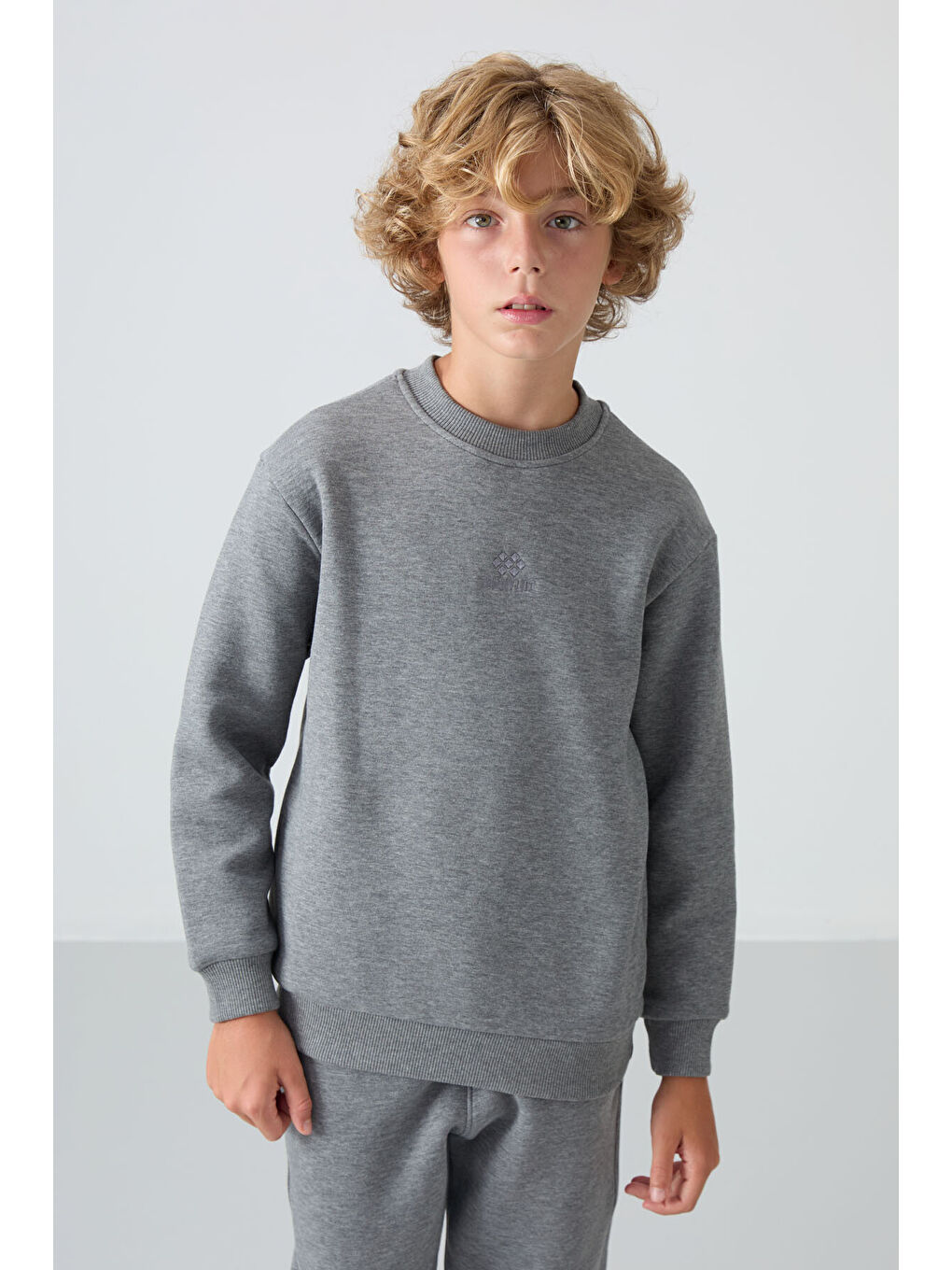 Gri Melanj Pamuklu Kalın İçi Tüylü Yumuşak Dokulu Standart Fit Nakışlı Erkek Çocuk Eşofman Takım --3