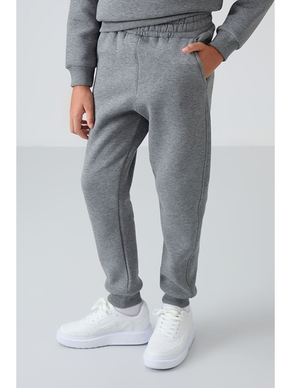 Gri Melanj Pamuklu Kalın İçi Tüylü Yumuşak Dokulu Standart Fit Nakışlı Erkek Çocuk Eşofman Takım --4