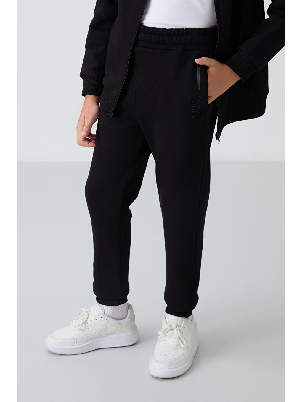 Siyah Pamuklu Kalın İçi Tüylü Yumuşak Dokulu Standart Fit Nakışlı Erkek Çocuk Eşofman Takım - 11240-4