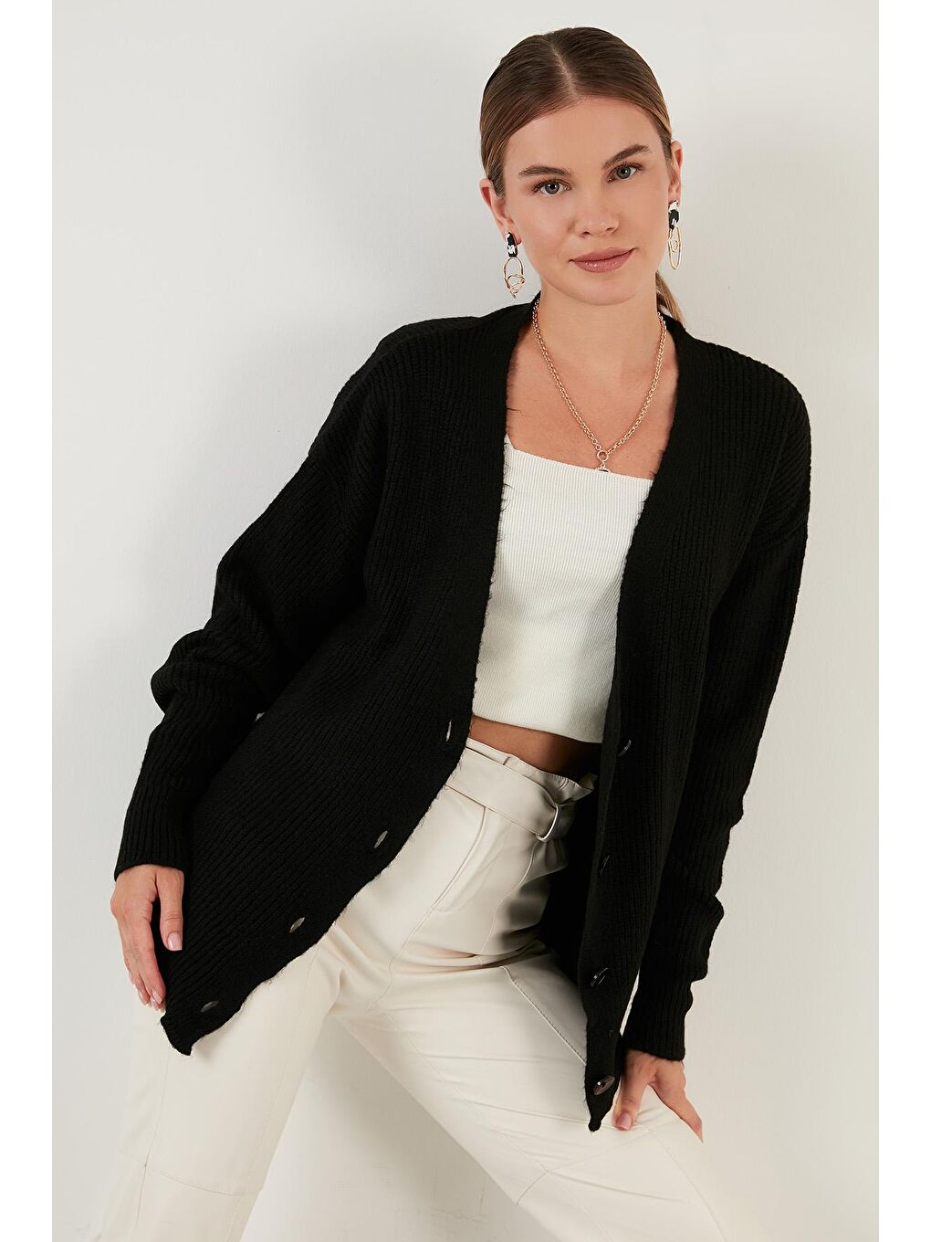 Siyah Düğmeli V Yaka Örme Hırka 6310005-1